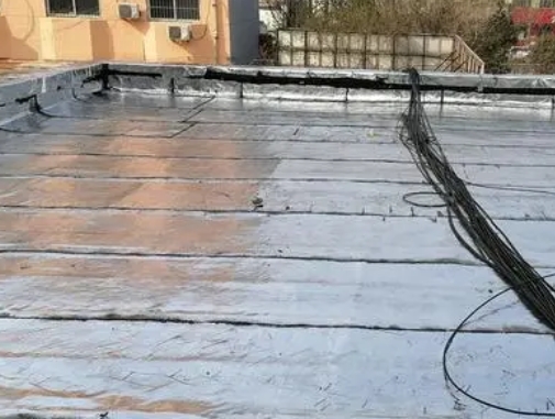 永兴卫生间漏水维修公司分享下永兴屋面楼顶防水刚性防水层施工要点。